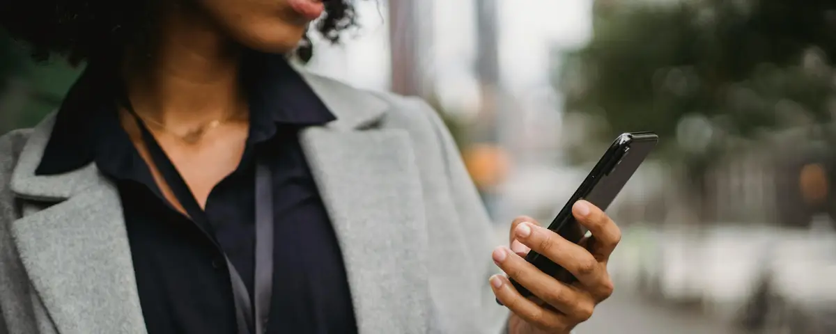 Mulher no smartphone